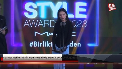 Şarkıcı Melike Şahin ödül töreninde LGBT savunuculuğuna soyundu