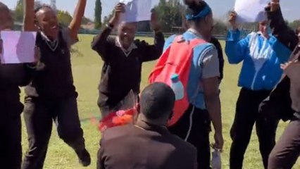 Boy asks his crush to go on prom with him *Wholesome Promposal*