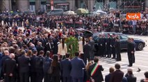 L'ultimo saluto di Marta Fascina a Silvio Berlusconi dopo i funerali di Stato al Duomo di Milano