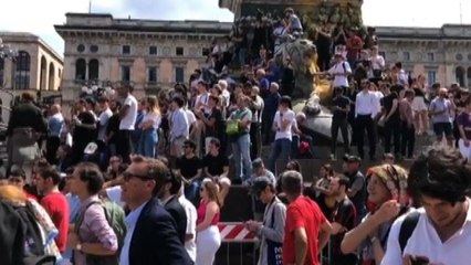 I funerali di Berlusconi seguiti in silenzio in piazza Duomo