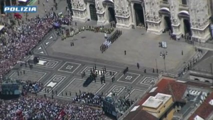 Descargar video: Funerali Berlusconi, le immagini dall'elicottero della polizia in piazza Duomo