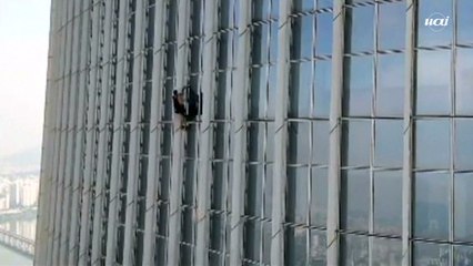Homem é detido após escalar prédio na Coreia do Sul