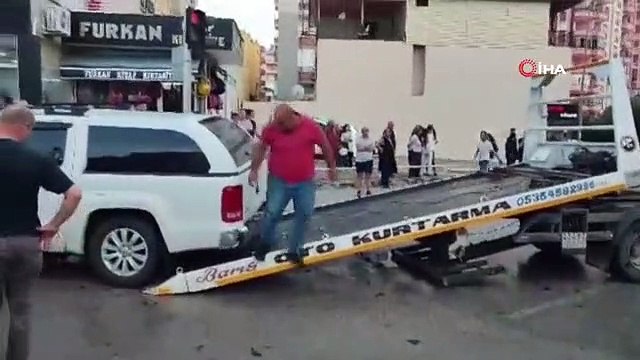 Adana'da kavşakta kaza: 3 araç hasar gördü, 2 sürücü yaralı