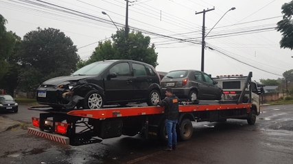 Acidente deixa veículos danificados no bairro Pacaembu