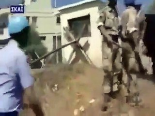 Türk askerinden bayrağı indirmeye çalışan Rum göstericiye ibretlik cevap!