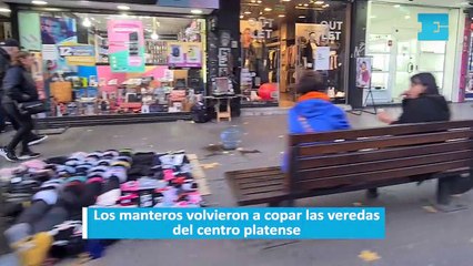 Los manteros volvieron a copar las veredas del centro platense