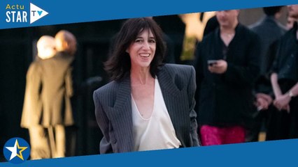 Charlotte Gainsbourg aux côtés d'une rappeuse en string et fesses apparentes, elle rate un évènement