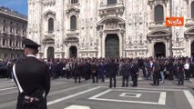 Ecco l'applauso per Berlusconi degli invitati ai funerali davanti al Duomo di Milano