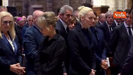 Maria De Filippi bacia Pier Silvio, poi si siede con Silvia Toffanin
