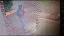 Homens furtam portão de obra e são flagrados por câmera