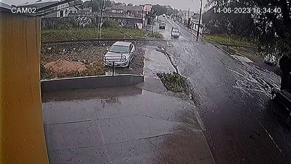 Câmera registra momento em que veículo é atingido por trem em Apucarana