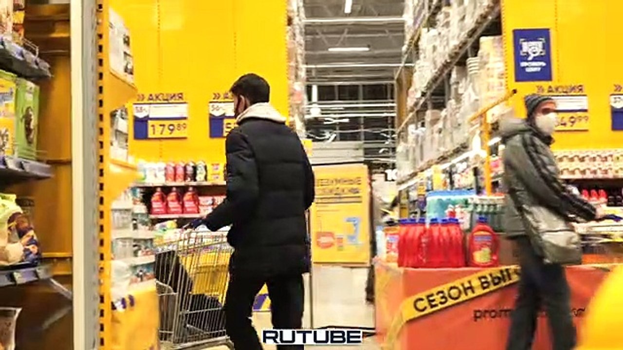 Bogus security guard in a supermarket