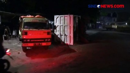 Sopir Diduga Kelelahan Dump Truk Angkut Pasir Terguling di Ciputat