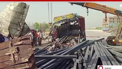 BREAKING: अनियंत्रित ट्रक डिवाइडर से टकराकर हुआ दुर्घटनाग्रस्त, चालक सहित दो की मौत