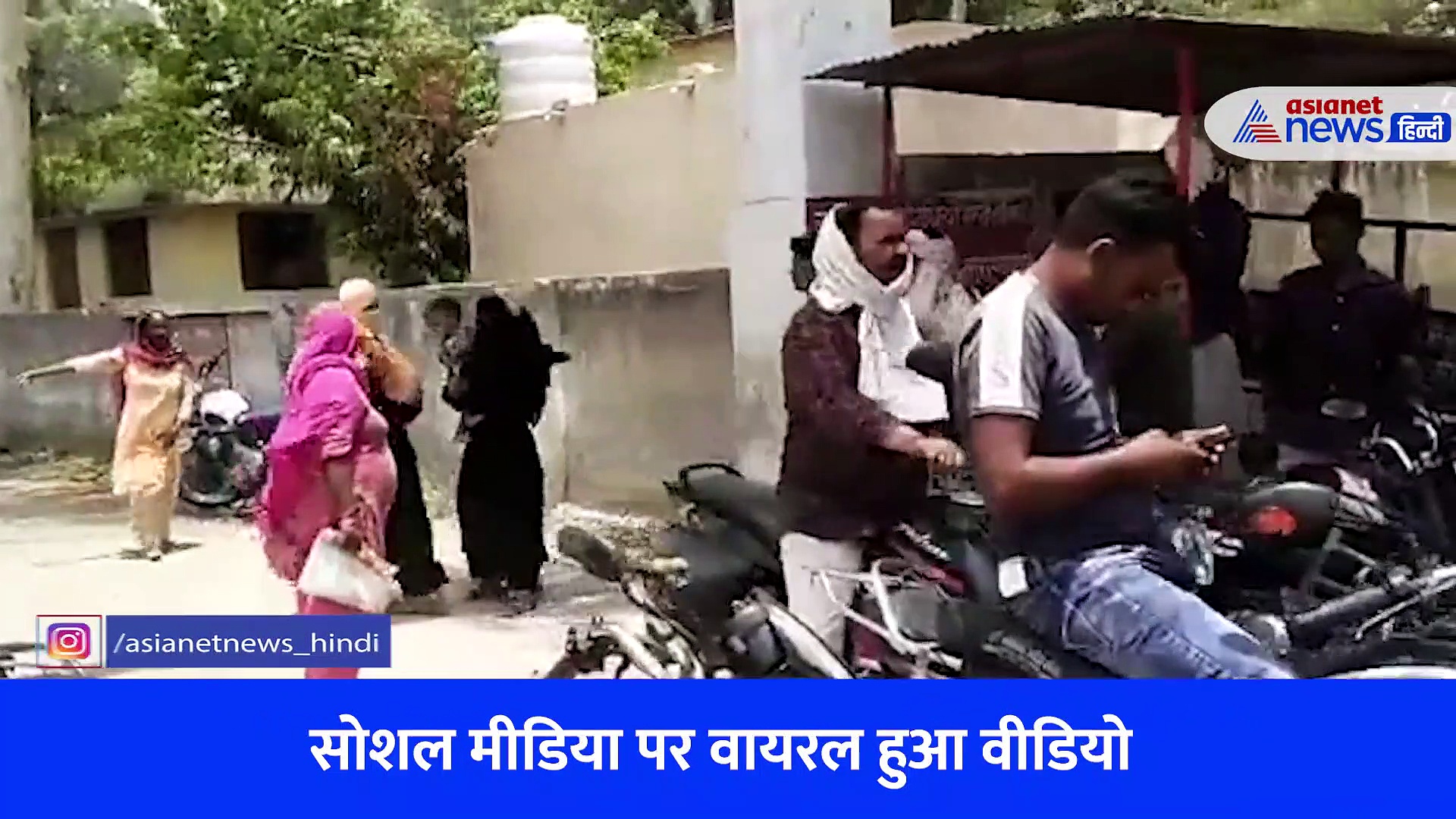 सीतापुर में थाने के गेट पर महिला ने युवक पर बरसाए चप्पल, देखें Viral Video