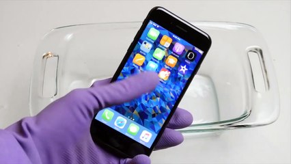 What Happens When You Pour Pure Acid On iPhone 7!