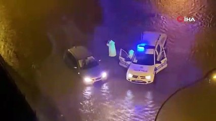 Göle dönen yolda mahsur kalan aracın imdadına trafik polisleri yetişti