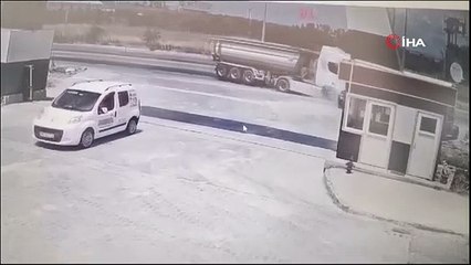Tırın şerit değiştiren otomobile çarpıp devrildiği kaza kamerada