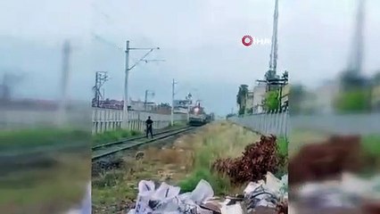 Seyir halindeki trenin önünü böyle kesti! Saniye saniye kamerada