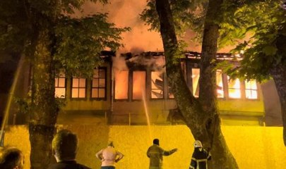Bursa'da 2 katlı ahşap bina alev alev yandı