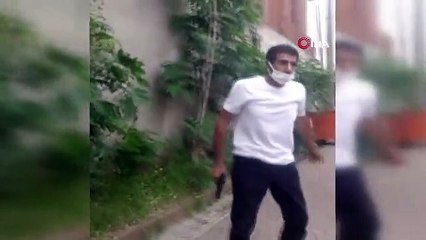 Boşanma aşamasındaki eşine silah çekip arabaya bindirmeye çalıştı...Korku dolu anlar kamerada