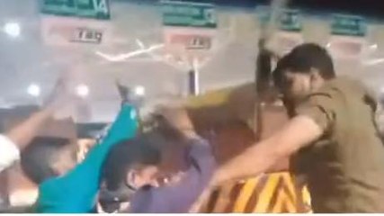 हापुड़: कार सवारों की हाइवे पर दबंगई, कार चालक और उसके परिवार पर बरसाईं लाठियां