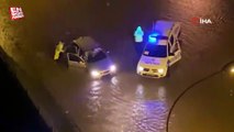 Rize'de göle dönen yolda mahsur kalan aracın imdadına trafik polisleri yetişti