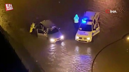 Rize'de göle dönen yolda mahsur kalan aracın imdadına trafik polisleri yetişti