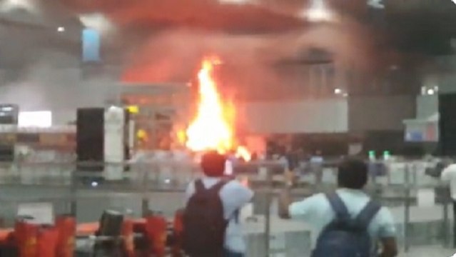 Kolkata Airport: कोलकाता एयरपोर्ट के 3सी डिपार्चर टर्मिनल बिल्डिंग में लगी भीषण आग, मचा हड़कंप