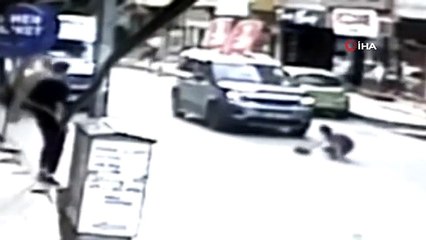 Bursa'da çocuğa otomobil çarptı, kaza anı kamerada