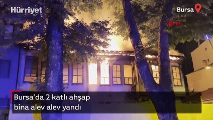Bursa'da 2 katlı ahşap bina alev alev yandı