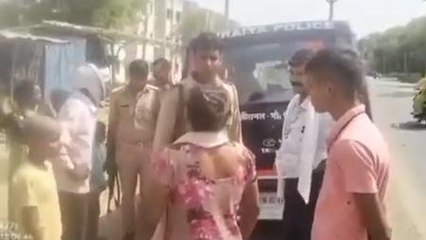 औरैया: बीच सड़क पर पत्नी को पीट रहा था पति, पुलिस ने अपने अंदाज में सिखाया सबक