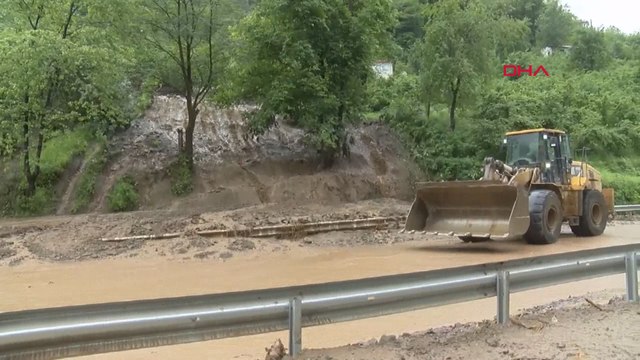 Trabzon - Gümüşhane Karayolu heyelan nedeniyle ulaşıma kapandı