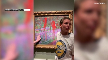 شاهد: ناشطتان بيئيتان تلقيان طلاء أحمر على لوحة الفنان كلود مونيه بالسويد