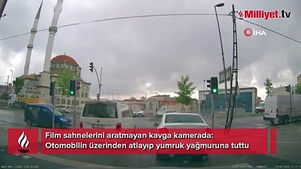 Film sahnelerini aratmayan kavga kamerada: Otomobilin üzerinden atlayıp yumruk yağmuruna tuttu