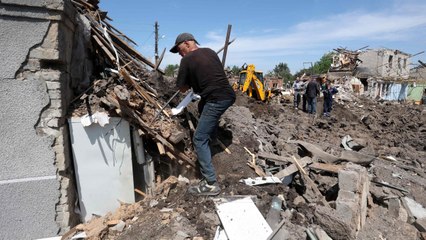 Sacan con vida a una mujer de entre los escombros en Kramatorsk