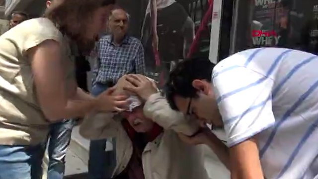 Avcılar'da pazarda başına demir direk düşen adam yaralandı