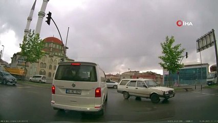 Le combat qui ressemble à des scènes de film est filmé ! Il a sauté par-dessus la voiture et lui a donné un coup de poing.