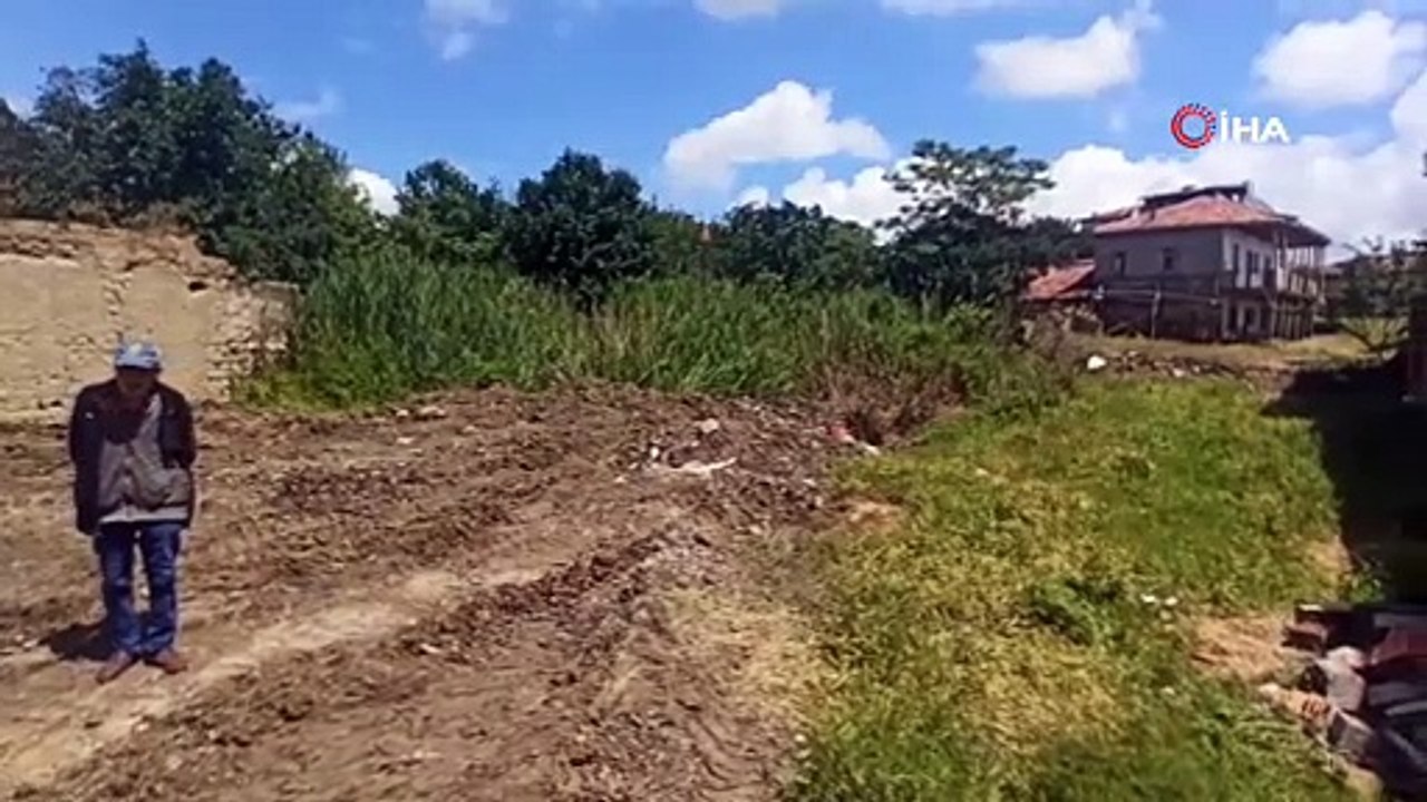 Sağanak yağışa dayanamayan evin duvarı çöktü