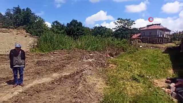 Sağanak yağışa dayanamayan evin duvarı çöktü
