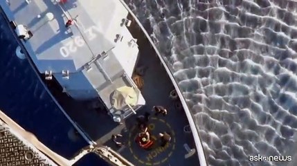 Скачать видео: Il salvataggio dei migranti naufragati in Grecia con l'elicottero