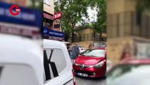 Kadıköy’de karga yavrusunu korurken trafiği durdurdu