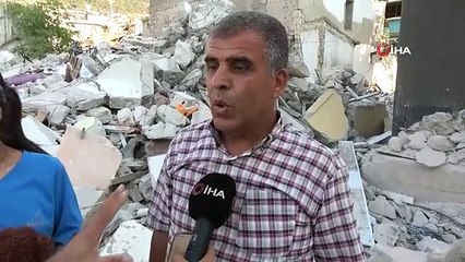 Les victimes du tremblement de terre recherchent leurs vieux objets sous les décombres
