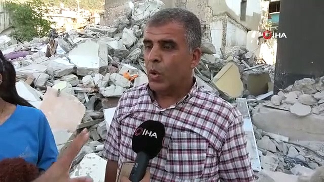 Les victimes du tremblement de terre recherchent leurs vieux objets sous les décombres