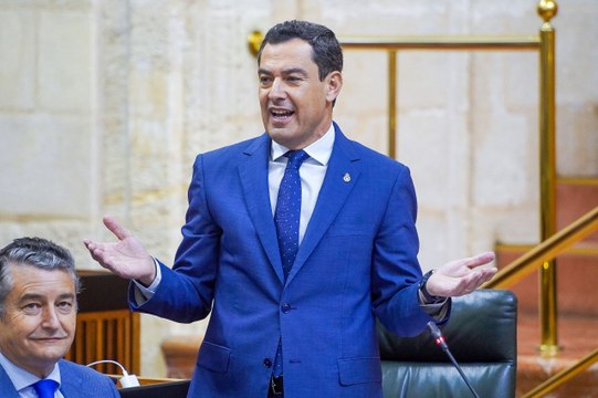 Moreno, a la representante de Yolanda Díaz en Andalucía: Yo no tengo Falcon, vuelo en lineas regulares