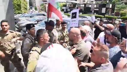 Hükümetin 3 yıldır mevduat hesaplarını dondurduğu Lübnan'da vatandaşlar banka şubelerine saldırdı