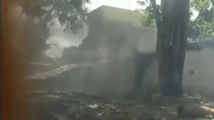 खौफनाक मंजरः भीषण आगजनी के बाद हुआ घर में विस्फोट,देखें लाइव Video