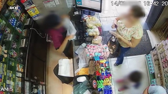 Carro desgovernado invade padaria em Betim (MG)