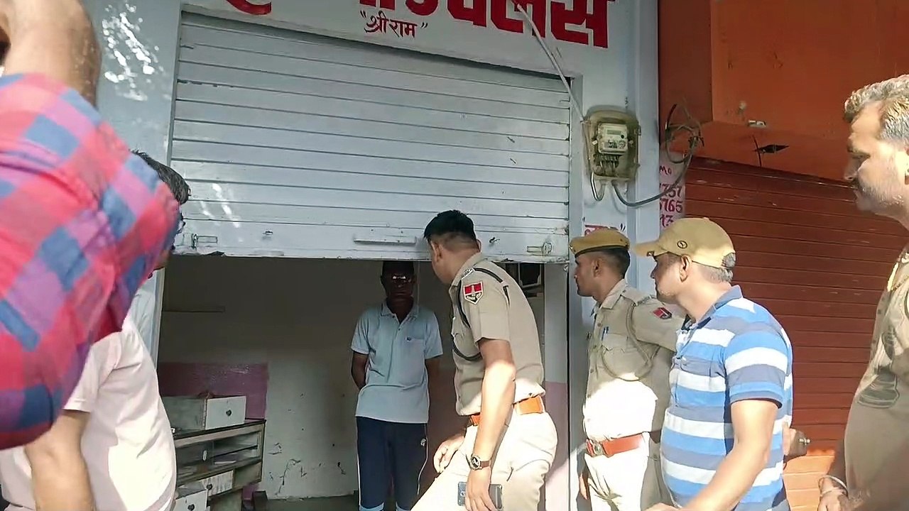 ज्वैलर्स का ताला तोड़ एक टन वजनी तिजोरी बाहर निकाली