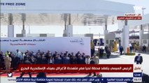 الرئيس السيسي يلتقط صورة تذكارية خلال إفتتاح محطة 